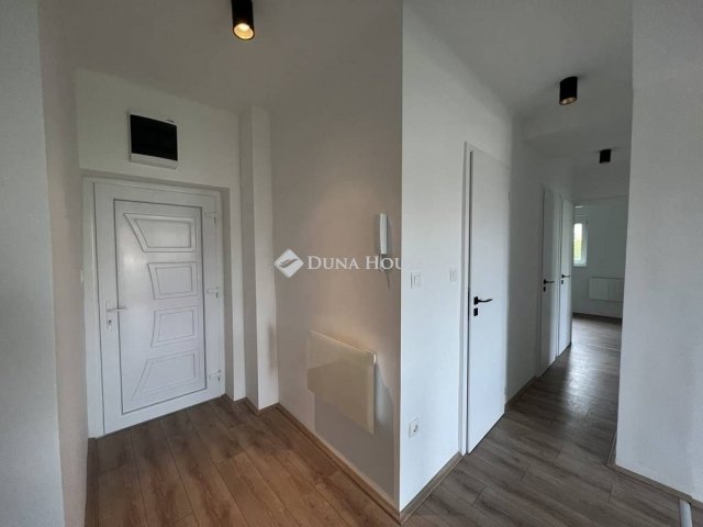 Eladó téglalakás, Pécsett 55.9 M Ft, 3 szobás