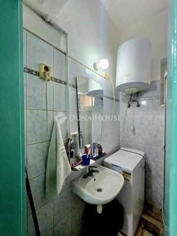 Eladó téglalakás, Pécsett 24.99 M Ft, 1 szobás