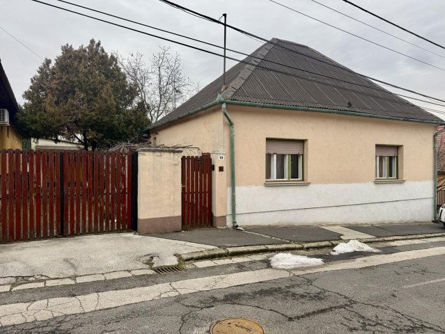 Eladó családi ház, Komáromban 48 M Ft, 3 szobás