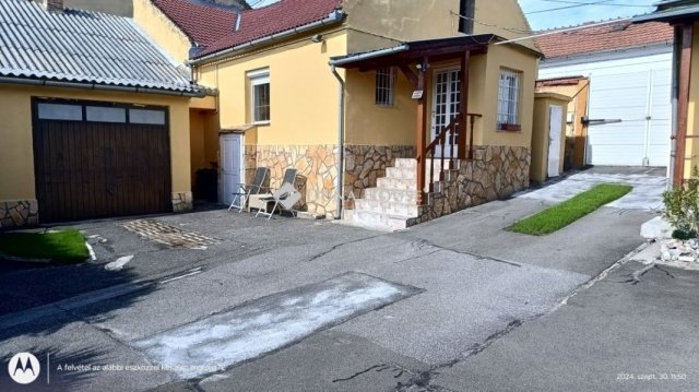 Eladó családi ház, Pécsett 74 M Ft, 3 szobás