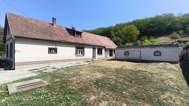 Eladó családi ház, Pincehelyen 19 M Ft, 5 szobás