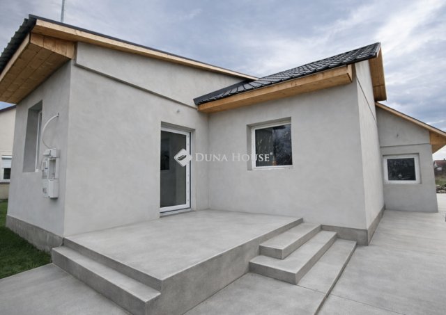 Eladó családi ház, Újszászon 35 M Ft, 5 szobás