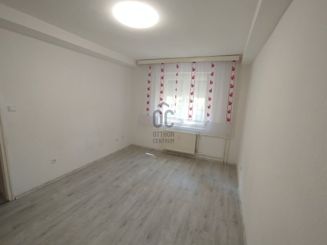 Eladó téglalakás, Szolnokon 26 M Ft, 3 szobás