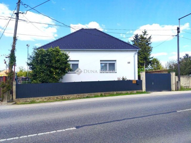 Eladó családi ház, Kapuváron 170 M Ft, 9 szobás