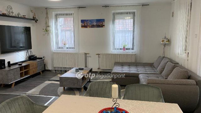 Eladó családi ház, Felsőpakonyban 109.8 M Ft, 6+1 szobás