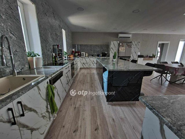 Eladó családi ház, Pápán 180 M Ft, 5+2 szobás