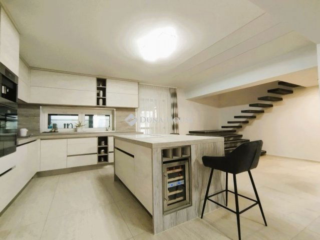 Eladó családi ház, Győrött 183.5 M Ft, 3+1 szobás