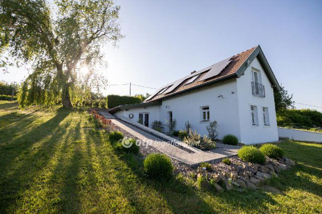 Eladó nyaraló, Lesenceistvándon 177 M Ft, 3 szobás