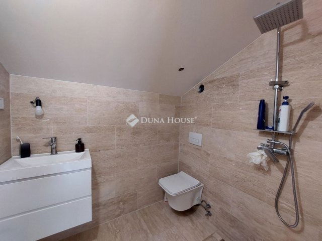 Eladó családi ház, Pécsett 53.5 M Ft, 2 szobás