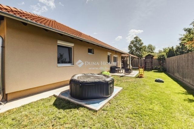 Eladó családi ház, Szigetszentmiklóson 109 M Ft, 4 szobás