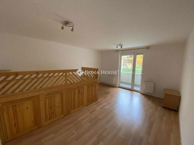 Eladó téglalakás, Veszprémben 52.5 M Ft, 1 szobás