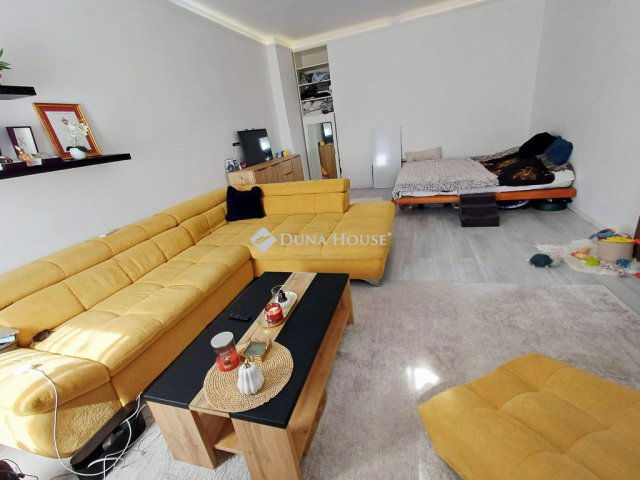 Eladó téglalakás, Budapesten, V. kerületben 93.5 M Ft, 1 szobás