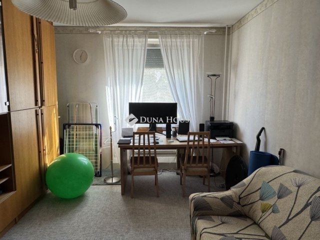Eladó panellakás, Pécsett 41.9 M Ft, 3 szobás