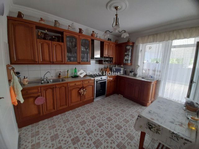 Eladó családi ház, Veresegyházon 220 M Ft, 6 szobás