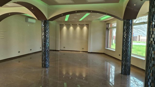 Kiadó üzlethelyiség, Szolnokon 300 E Ft / hó, 1 szobás