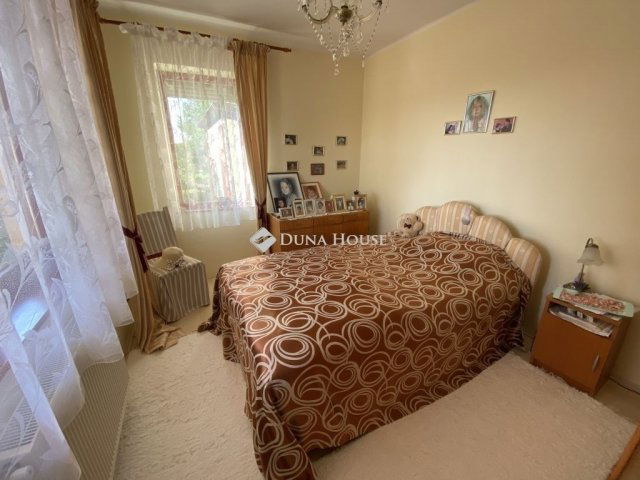 Eladó családi ház, Pécsett 125 M Ft, 5 szobás