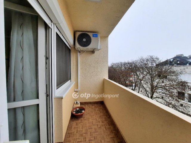 Eladó téglalakás, Siófokon 55.5 M Ft, 2 szobás