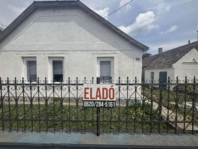 Eladó családi ház, Szákszenden 33.99 M Ft, 3+1 szobás