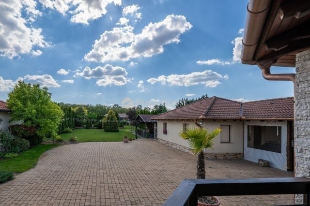 Eladó családi ház, Kecskeméten 330 M Ft, 5 szobás