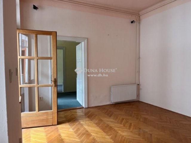 Eladó téglalakás, Pécsett 89 M Ft, 5 szobás