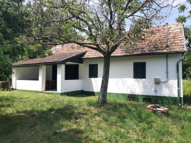 Eladó nyaraló, Segesden 9.5 M Ft, 2 szobás / költözzbe.hu