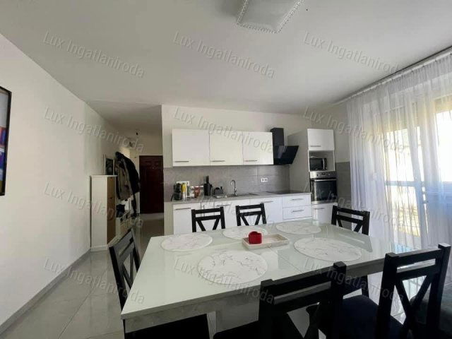 Eladó téglalakás, Oroszlányban 37 M Ft, 2 szobás