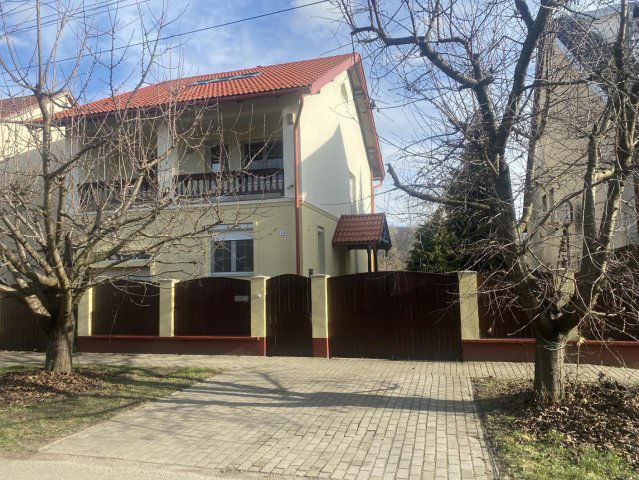 Eladó családi ház, Bajon 146.9 M Ft, 5 szobás