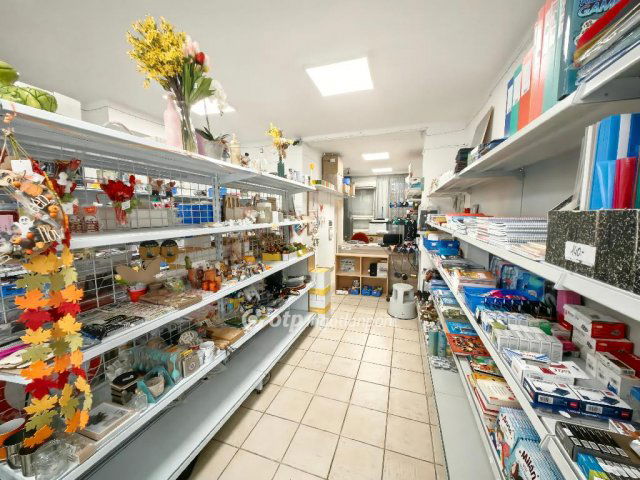 Eladó üzlethelyiség, Kisújszálláson 16.5 M Ft