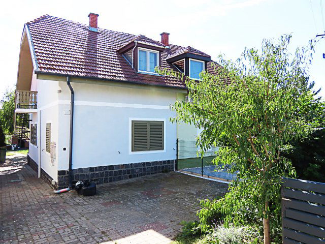 Eladó nyaraló, Vonyarcvashegyen 90 M Ft, 6 szobás