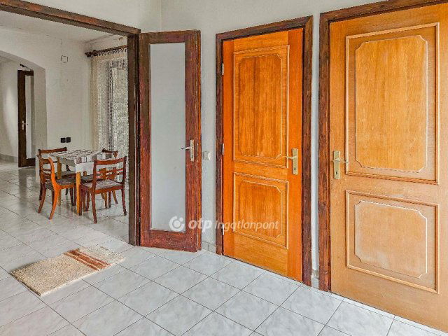 Eladó családi ház, Székesfehérvárott 140 M Ft, 7 szobás