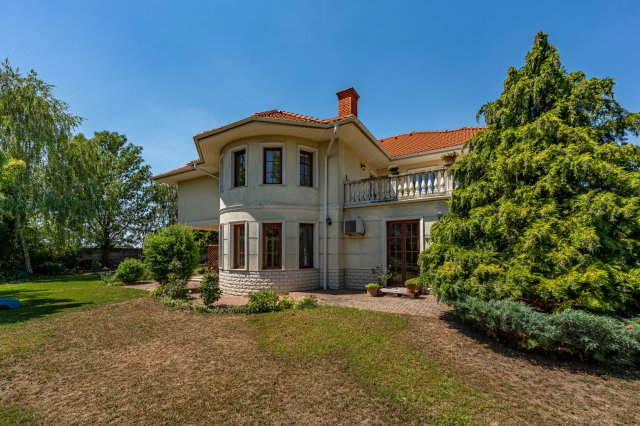 Eladó családi ház, Szigetszentmiklóson 289 M Ft, 9 szobás