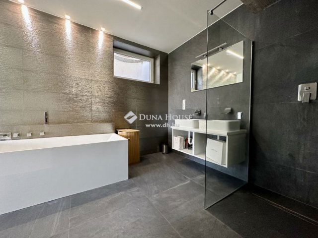 Eladó családi ház, Pécsett 349 M Ft, 5 szobás