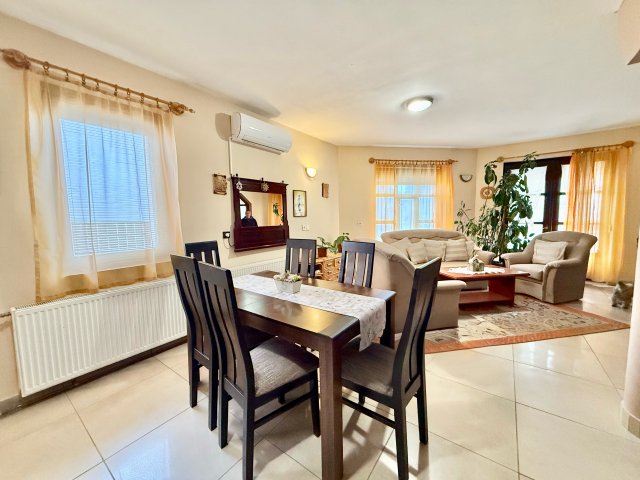 Eladó családi ház, Szegeden 155 M Ft, 6 szobás