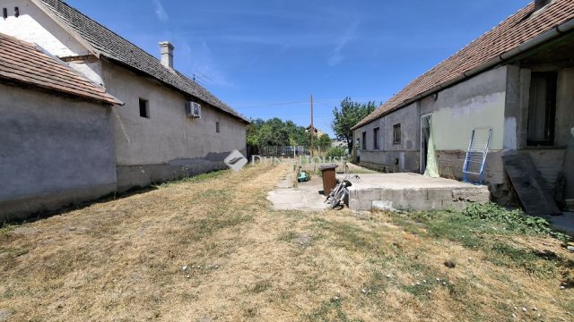 Eladó családi ház, Nagykarácsonyon 23.5 M Ft, 3 szobás