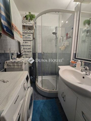 Eladó panellakás, Pécsett 61.9 M Ft, 4 szobás