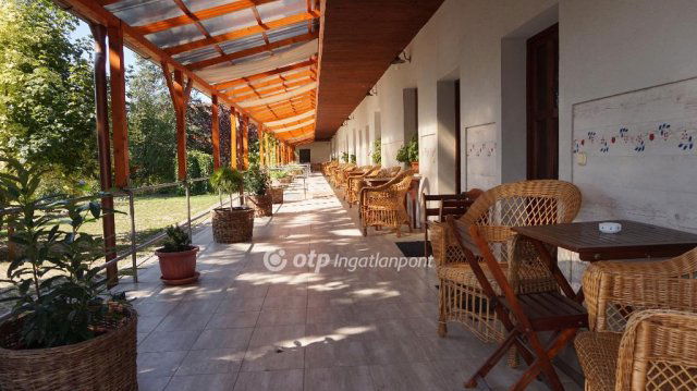 Eladó hotel, Gyöngyösön 396 M Ft, 23 szobás