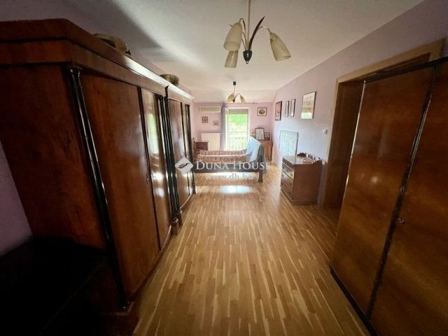 Eladó családi ház, Pécsett 177 M Ft, 6 szobás