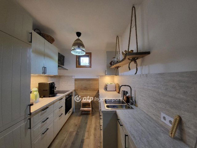 Eladó téglalakás, Hévízen 99 M Ft, 6 szobás