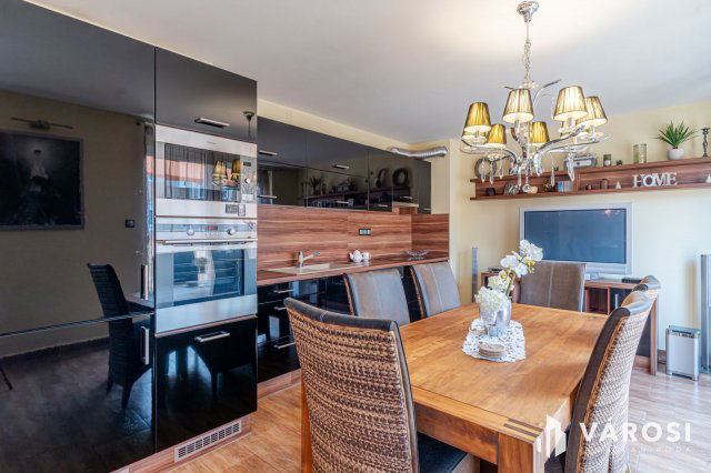 Eladó téglalakás, Szegeden 107.9 M Ft, 5 szobás