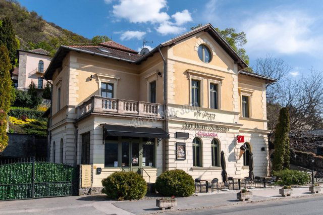 Eladó hotel, Visegrádon 1591.85 M Ft, 20+3 szobás