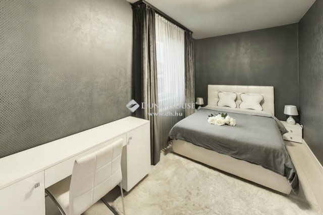 Eladó családi ház, Szigethalmon 259.9 M Ft, 7 szobás