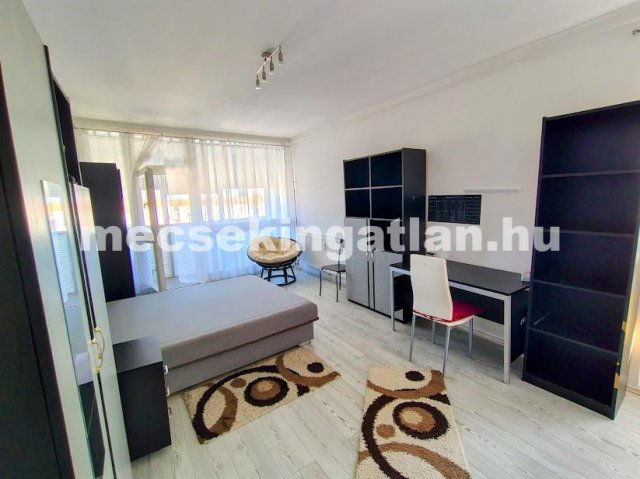 Kiadó téglalakás, albérlet, Pécsett, Rókus utcában, 3 szobás