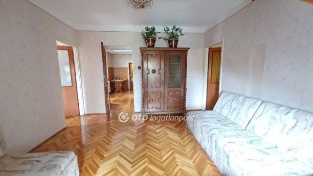 Eladó családi ház, Egerben 84.9 M Ft, 6 szobás
