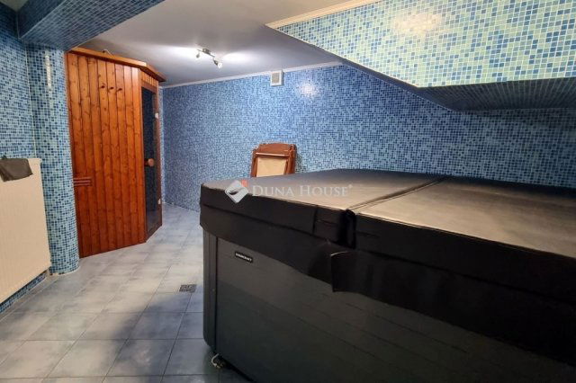 Eladó családi ház, Komlón 158 M Ft, 9 szobás