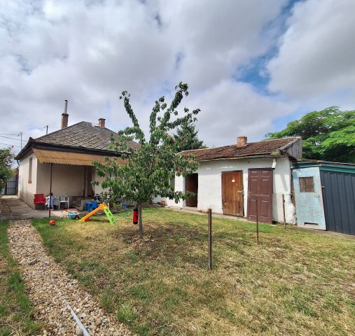 Eladó családi ház, Szolnokon 31.9 M Ft, 2 szobás
