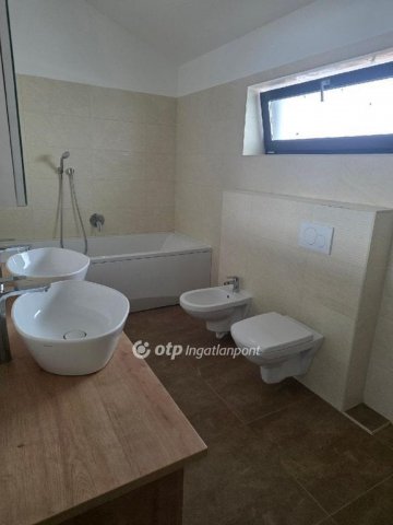 Eladó családi ház, Vecsésen 245 M Ft, 6 szobás