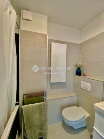 Eladó téglalakás, Pécsett 95 M Ft, 5 szobás