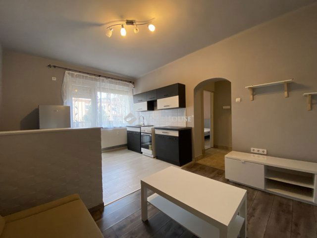 Eladó téglalakás, Komlón, Alkotmány utcában 29.9 M Ft