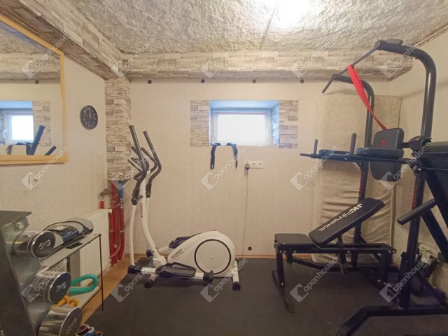 Eladó családi ház, Sopronban 105 M Ft, 8 szobás