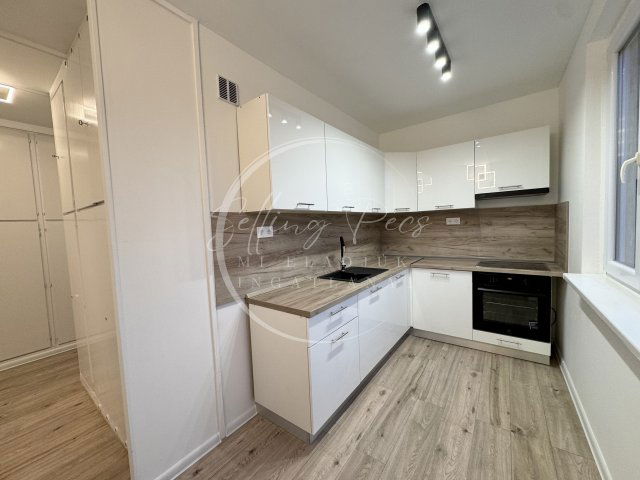 Eladó panellakás, Pécsett, Eszék utcában 49.9 M Ft, 2+1 szobás